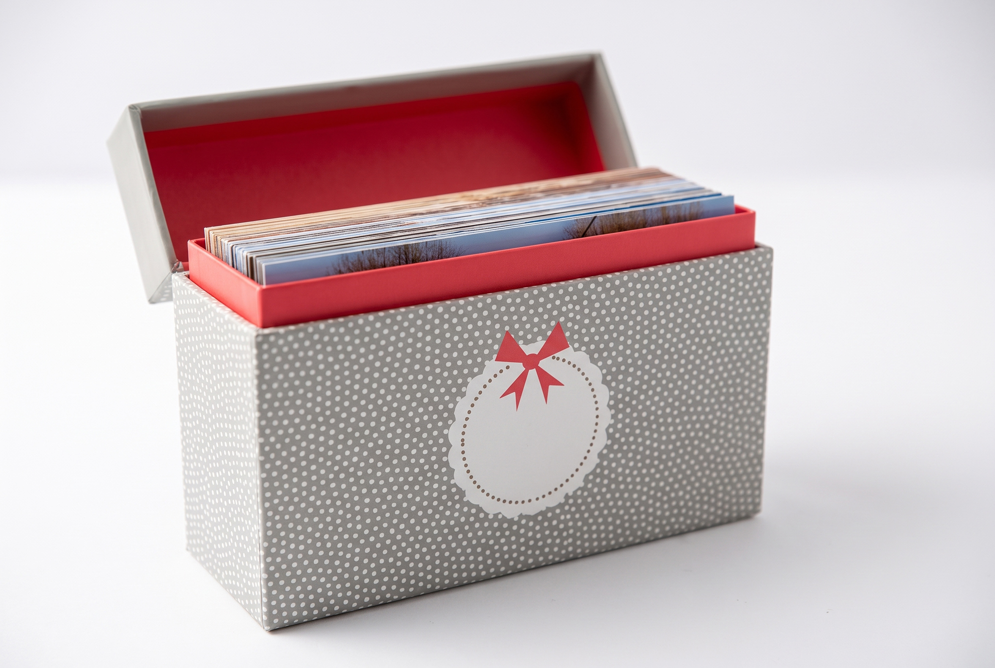Grijs design doosje met witte stippen-cover